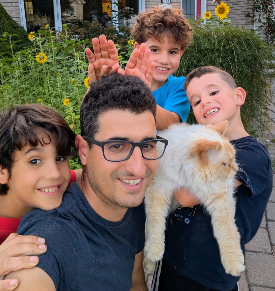 Adam Jeradi, fondateur de Pythagore Construction, avec ses trois fils et le chat de la famille